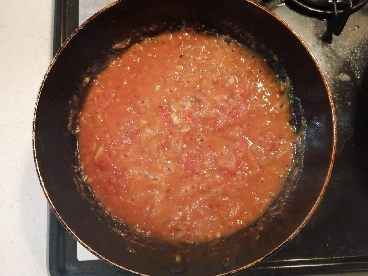 トマトをつぶしながら炒める
